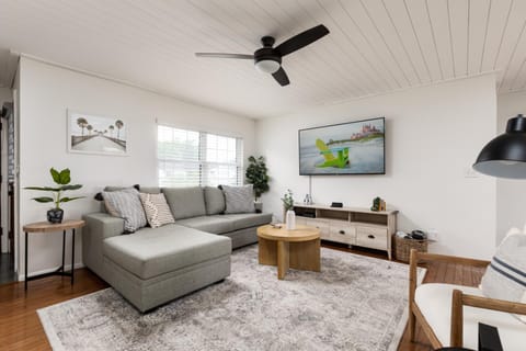 Communal lounge/ TV room, TV and multimedia, Living room, Family