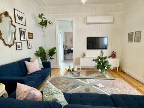 Communal lounge/ TV room, TV and multimedia, Living room, Seating area, Evening entertainment, air conditioner