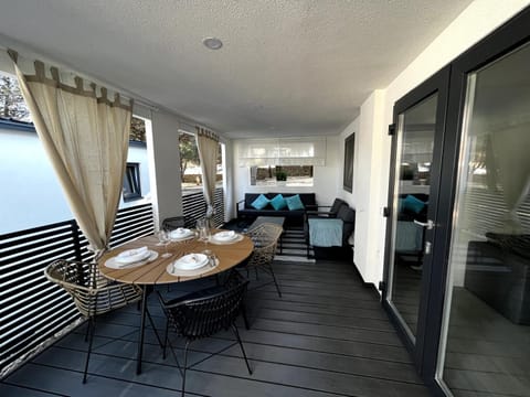 View (from property/room), Balcony/Terrace, Seating area