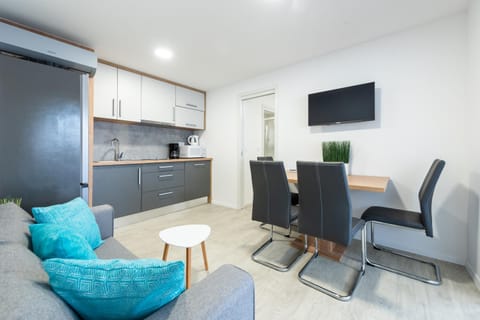 Property building, TV and multimedia, Kitchen or kitchenette, Living room, Seating area