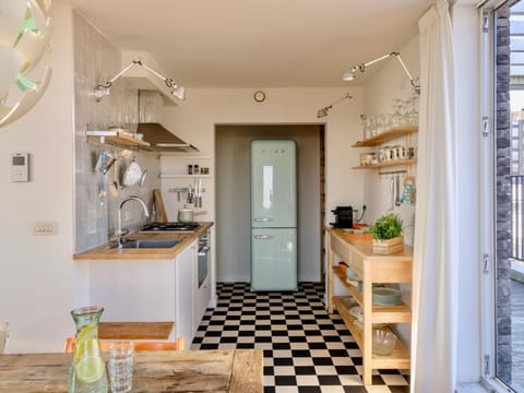 Coffee/tea facilities, Kitchen or kitchenette, stove, kitchen