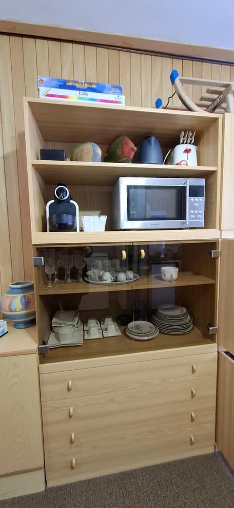 Coffee/tea facilities, microwave