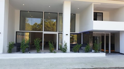 Facade/entrance