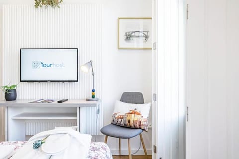 Bed, TV and multimedia, Seating area, Bedroom, hair dresser, air conditioner