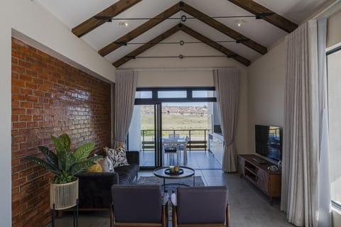 Patio, TV and multimedia, Living room, Seating area, Evening entertainment