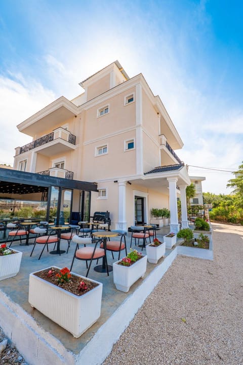 Property building, Balcony/Terrace, Garden view