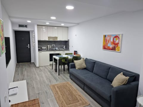 Kitchen or kitchenette, Living room, Seating area, Dining area, minibar