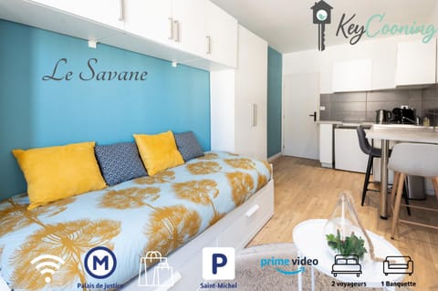 Bed, Property logo or sign, Kitchen or kitchenette, Photo of the whole room, Logo/Certificate/Sign, Text overlay, minibar