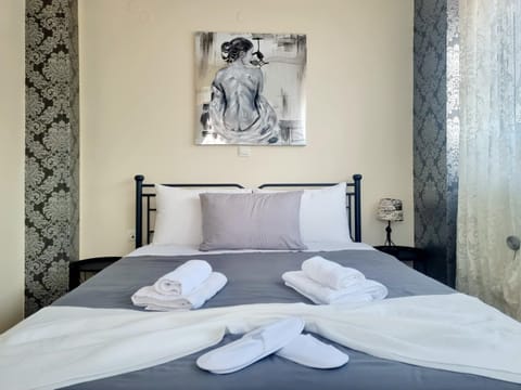 Bed, Bedroom, towels