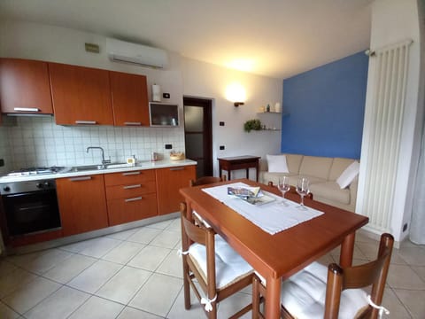 Kitchen or kitchenette, Living room, Seating area, Dining area, pet friendly, kitchen