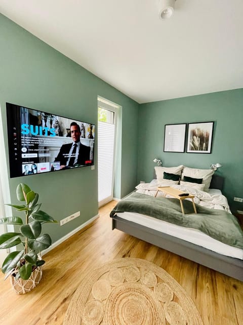 Bed, TV and multimedia, Bedroom