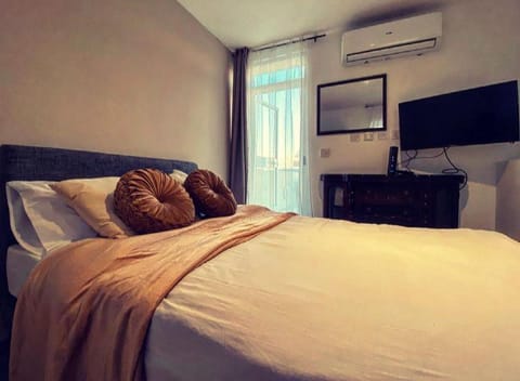 Bed, TV and multimedia, Bedroom