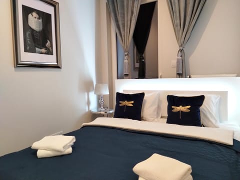 Bed, Bedroom, towels