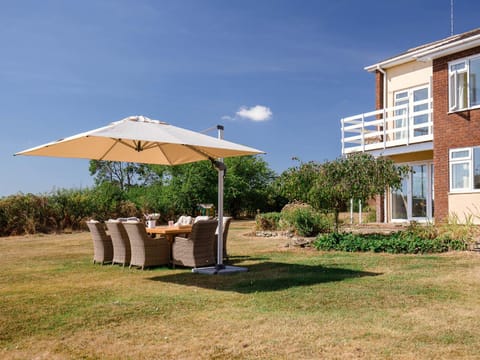 Property building, Garden, Seating area, Dining area, Garden view