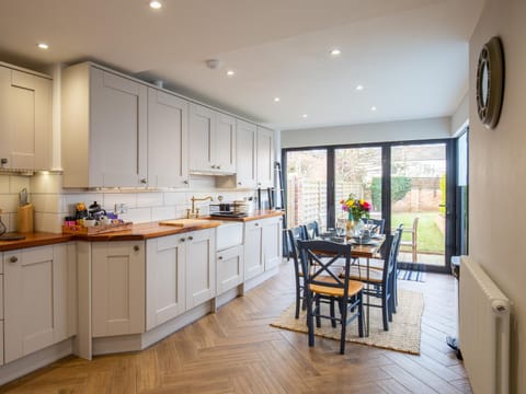 Coffee/tea facilities, Dining area, Garden view, kitchen