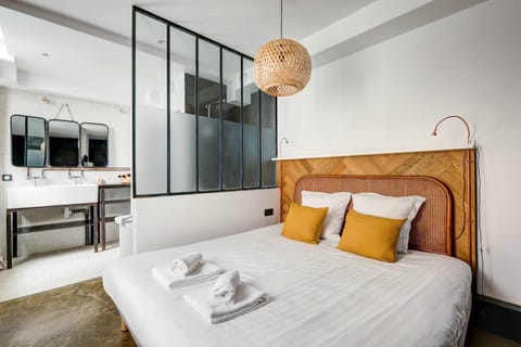 Stylish and sunny 7BD with garden for 17 guests! Apartment in Paris