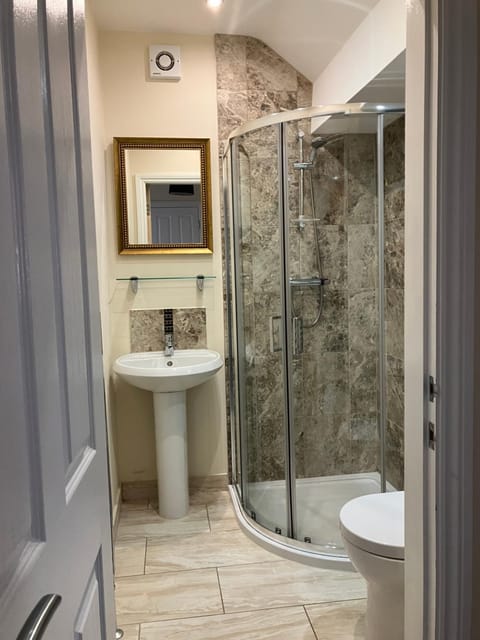 THE MOUNTAIN VIEW SUITE - 2 minute walk to the lovely beach front promernade of llandudno Apartment in Llandudno