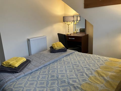 THE MOUNTAIN VIEW SUITE - 2 minute walk to the lovely beach front promernade of llandudno Apartment in Llandudno