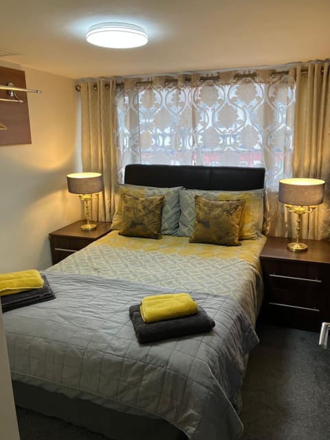 THE MOUNTAIN VIEW SUITE - 2 minute walk to the lovely beach front promernade of llandudno Apartment in Llandudno