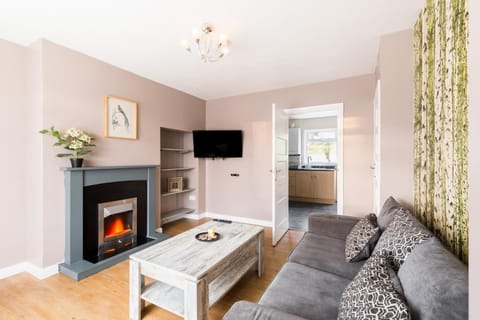 TV and multimedia, Living room, Seating area, flat iron