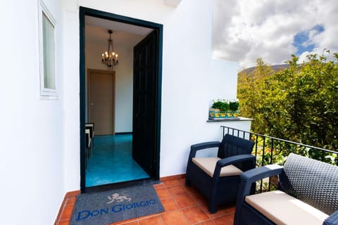 Facade/entrance, Day, Seating area, Internal: Not applicable to any particular room