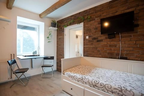 Bed, TV and multimedia, Living room, Photo of the whole room, Seating area, hair dresser