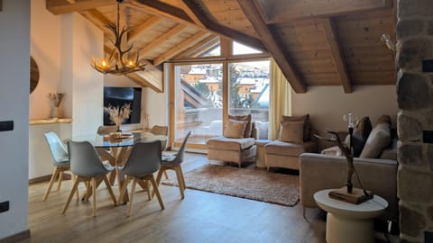 TV and multimedia, Living room, Seating area, Dining area