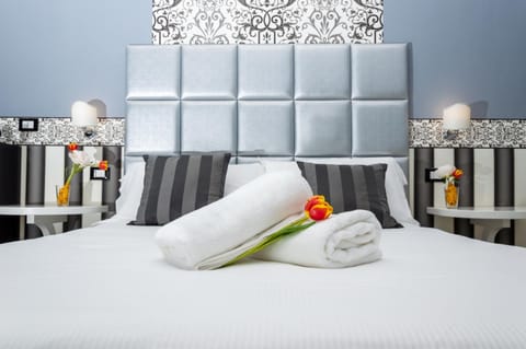 Bed, Photo of the whole room, Bedroom, towels