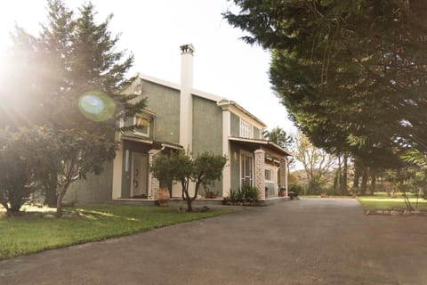 Property building, Garden, Parking