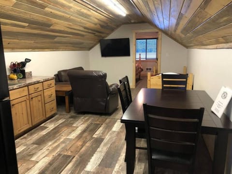 Amazing Views, Loft, Kitchen Apartment in Island Park