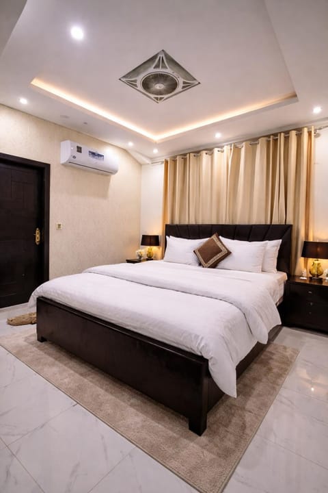 Bed, Photo of the whole room, Bedroom, air conditioner