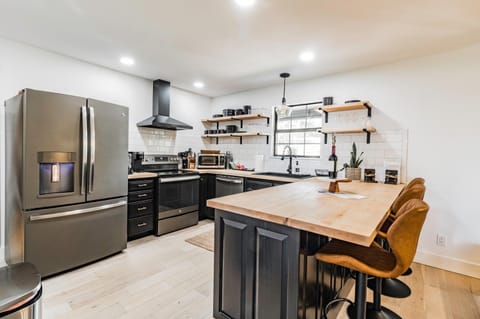 Coffee/tea facilities, Kitchen or kitchenette, Dining area, dishwasher, minibar, oven, pet friendly, stove, toaster