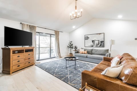 TV and multimedia, Living room, Seating area, Evening entertainment