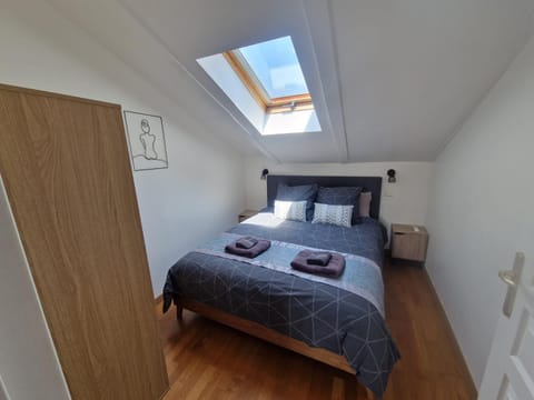 Bed, Bedroom, towels