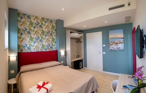 Communal lounge/ TV room, Bed, Bedroom