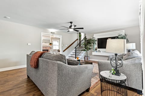 TV and multimedia, Living room, Seating area, fireplace