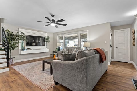 TV and multimedia, Living room, Seating area, fireplace