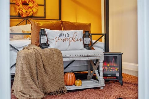 *The 4Seasons:Themed Retreat w/Hot Tub-Pool Table* House in Tucker