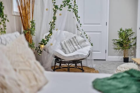 *The 4Seasons:Themed Retreat w/Hot Tub-Pool Table* House in Tucker