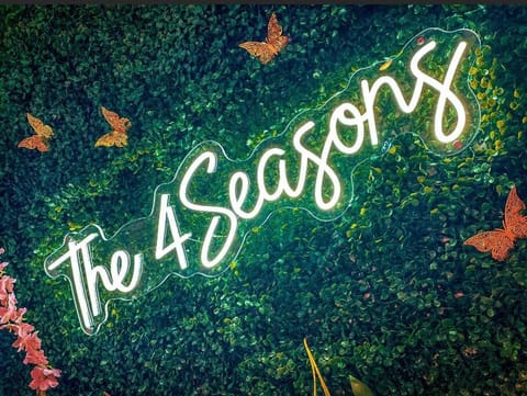 *The 4Seasons:Themed Retreat w/Hot Tub-Pool Table* House in Tucker