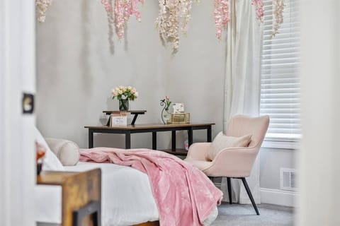 *The 4Seasons:Themed Retreat w/Hot Tub-Pool Table* House in Tucker