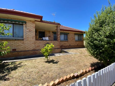 Property building, Spring, Day, Garden, Garden view
