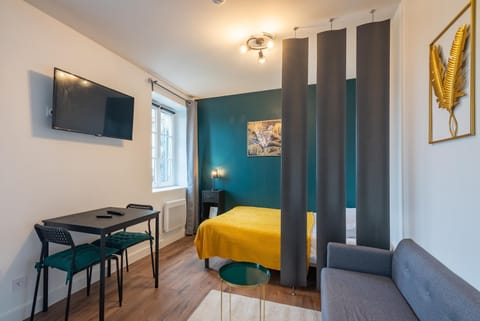 Bed, TV and multimedia, Photo of the whole room, Seating area