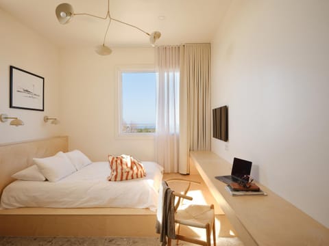 Bed, TV and multimedia, Photo of the whole room, Seating area, Bedroom, Sea view