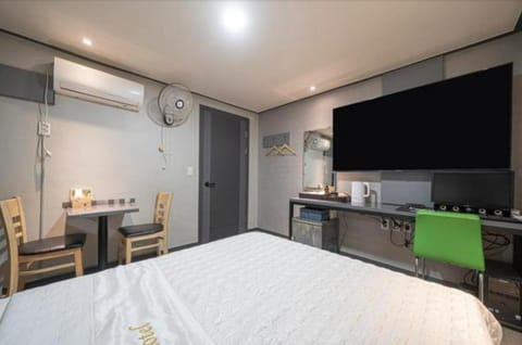 Bed, TV and multimedia, Bedroom, air conditioner