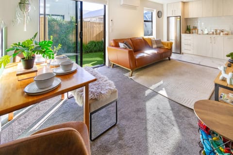 Garden, View (from property/room), Kitchen or kitchenette, Living room, Photo of the whole room, Decorative detail, Seating area, Dining area, hair dresser, air conditioner