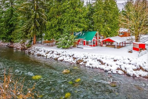 NEW: Steps from White River near Mount Rainier National Park House in Greenwater