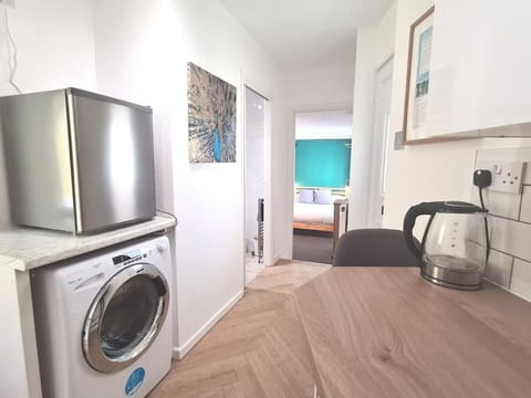 Kitchen or kitchenette, minibar, washing machine