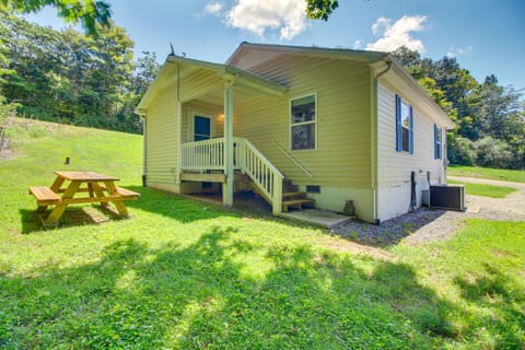 Walk to Main St Inviting Byrdstown Home with Yard! House in Byrdstown