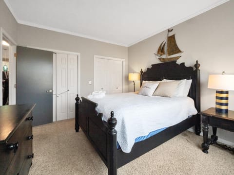 Lake front Keowee Condo with Balcony & Resort Amenities! 20 min to Clemson condo Apartment in Lake Keowee